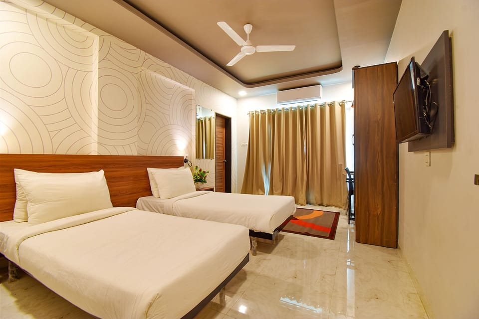Luxury Suite | Egyptian cotton sheets, premium bedding, in-room safe, desk