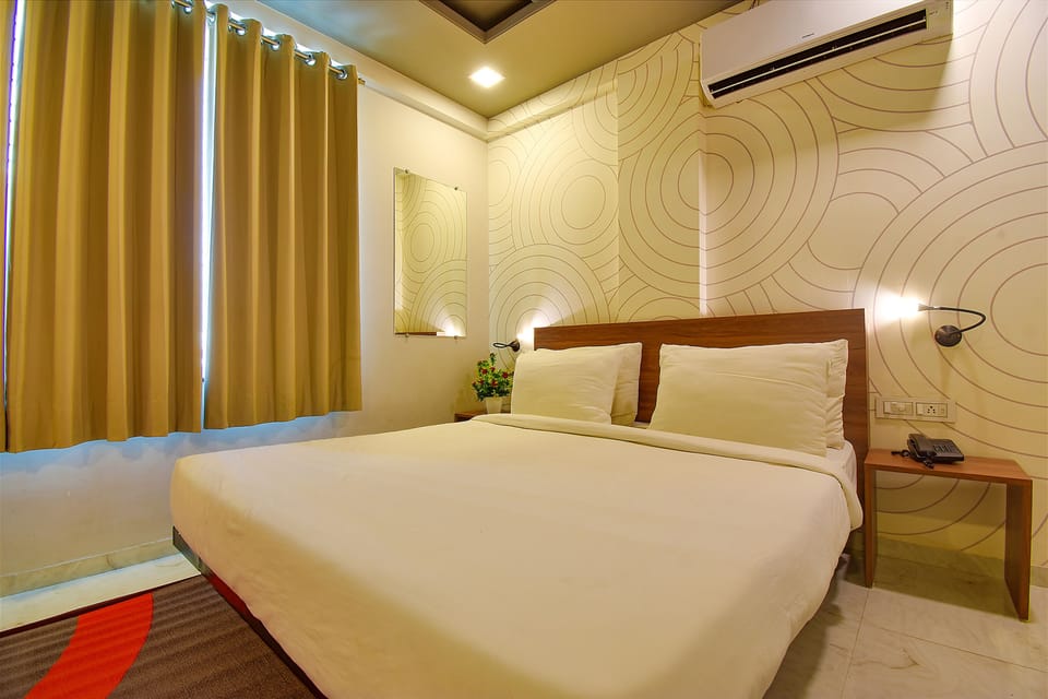 Deluxe Room | Egyptian cotton sheets, premium bedding, in-room safe, desk