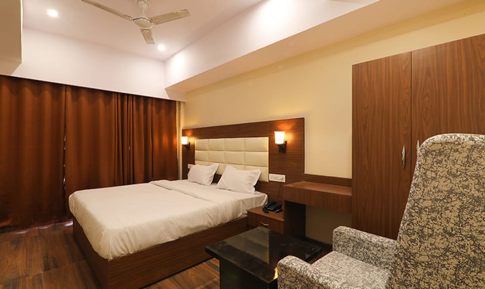 Egyptian cotton sheets, premium bedding, in-room safe, desk