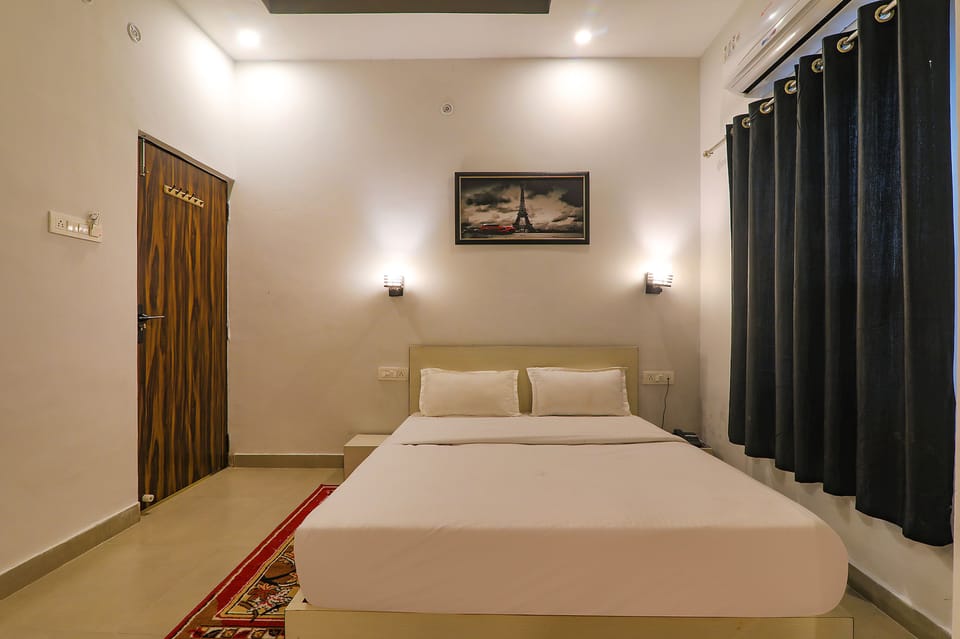 Egyptian cotton sheets, premium bedding, in-room safe, desk