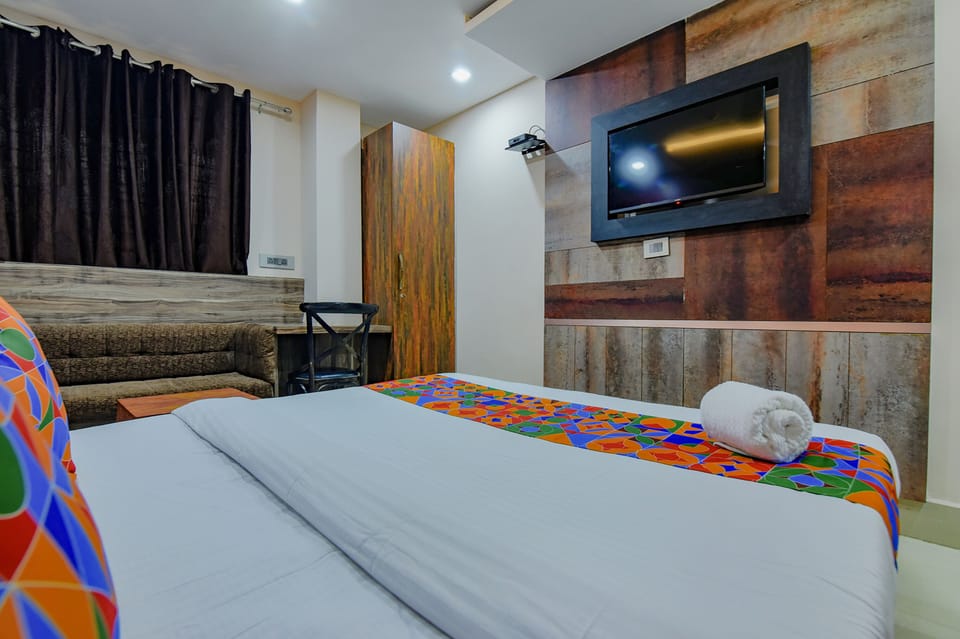 Egyptian cotton sheets, premium bedding, in-room safe, desk