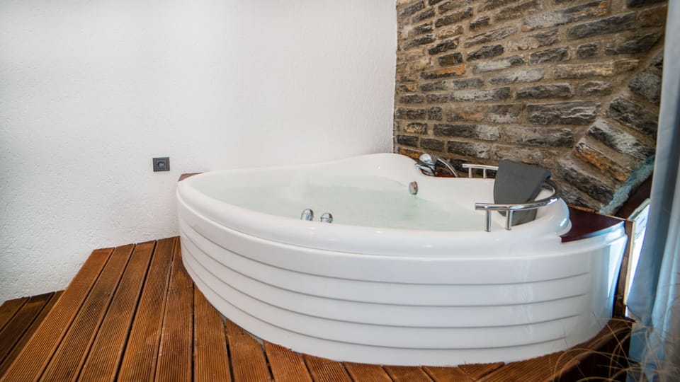 Grand Room, Pool View | Bathroom | Shower, rainfall showerhead, designer toiletries, hair dryer