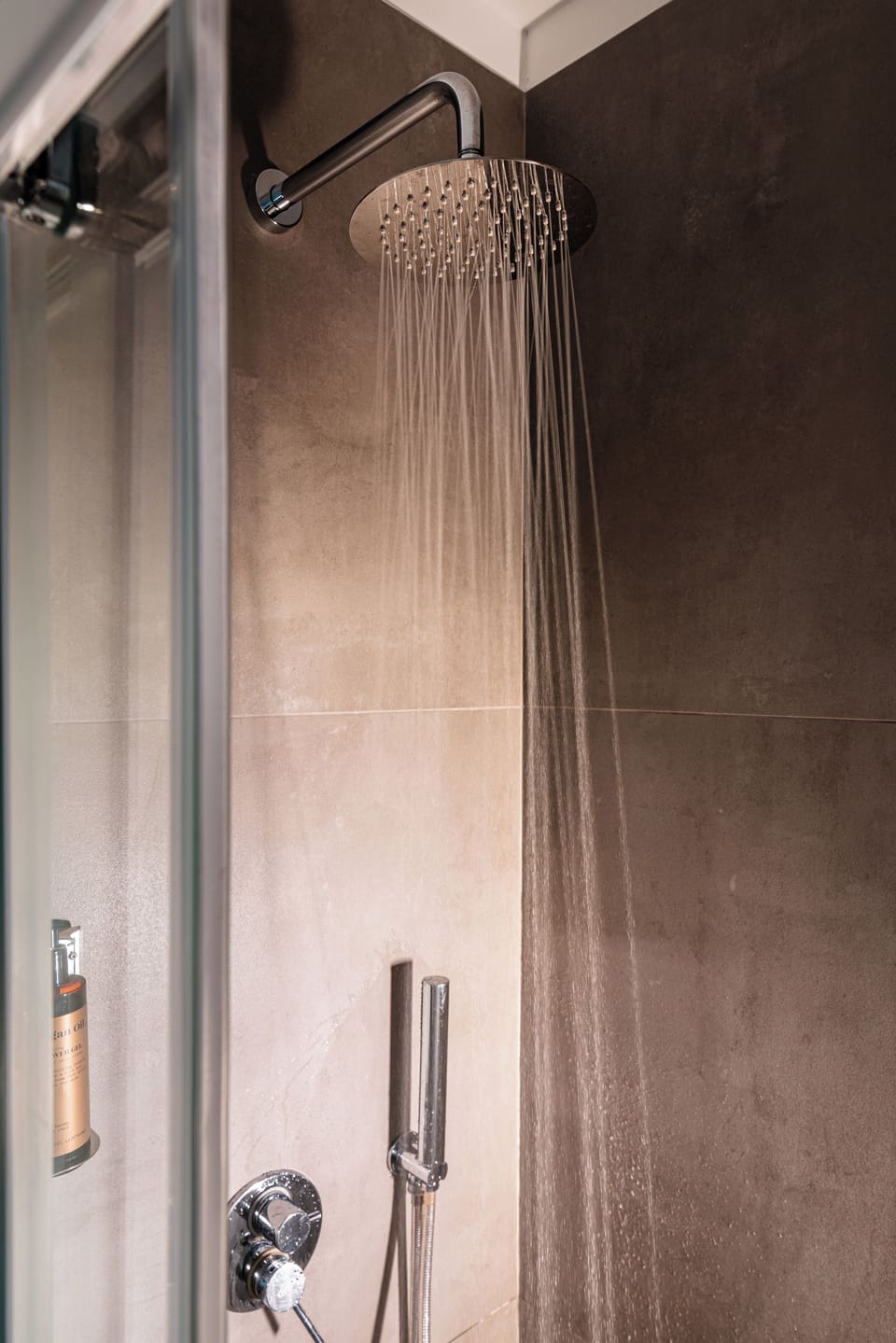 Camera Comfort con letto matrimoniale o 2 letti singoli , balcone vista mare  | Bathroom | Shower, rainfall showerhead, hair dryer, slippers
