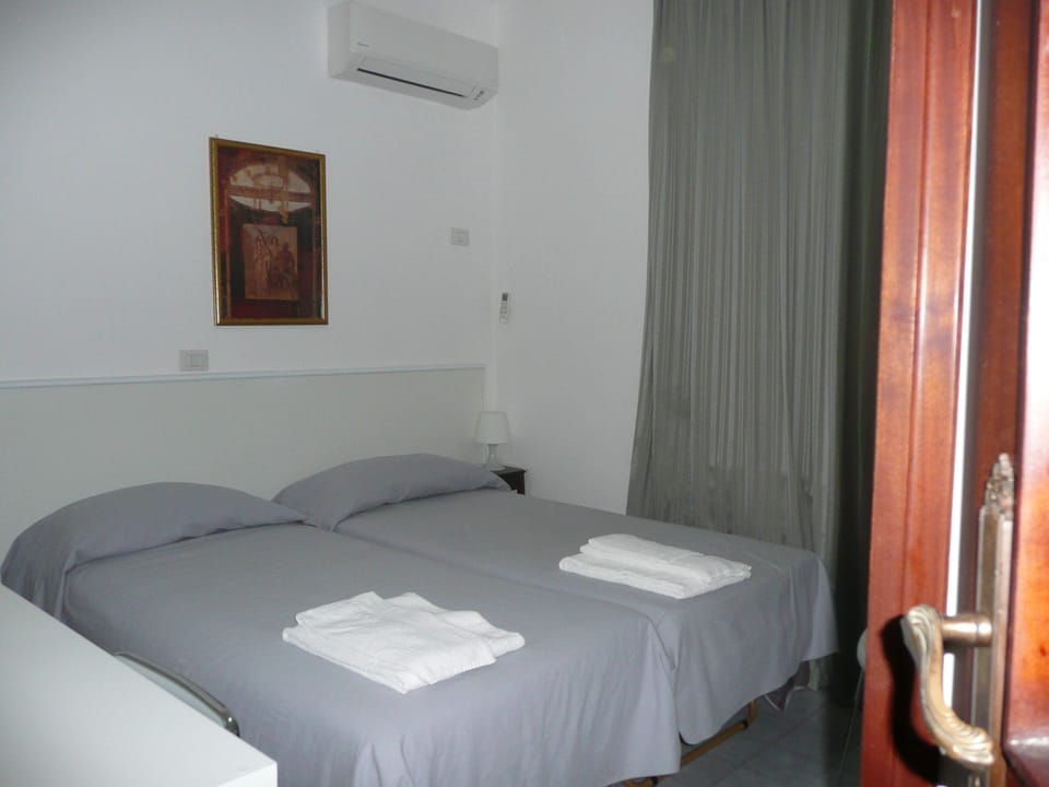 Suite | Egyptian cotton sheets, premium bedding, memory foam beds, in-room safe