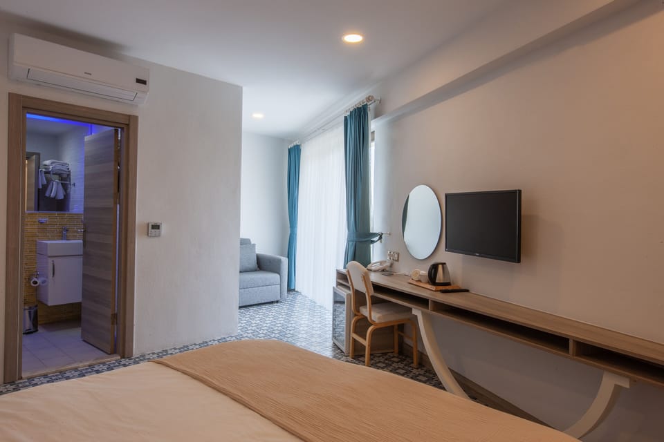 Family Triple Room, 1 Queen Bed | Free minibar, in-room safe, laptop workspace, free WiFi