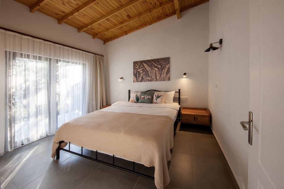 Free minibar, in-room safe, laptop workspace, free WiFi