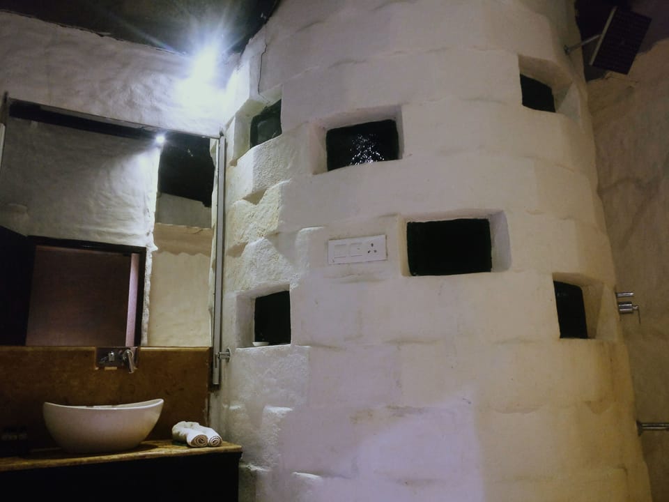 Cottage Suite | Bathroom | Shower, rainfall showerhead, free toiletries, towels