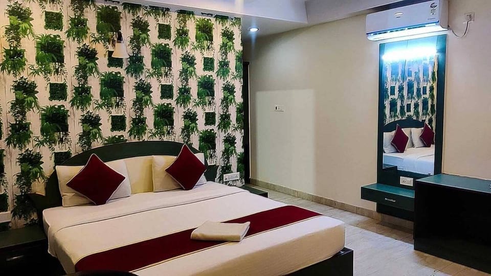 Deluxe Room | Minibar, in-room safe, desk, blackout drapes