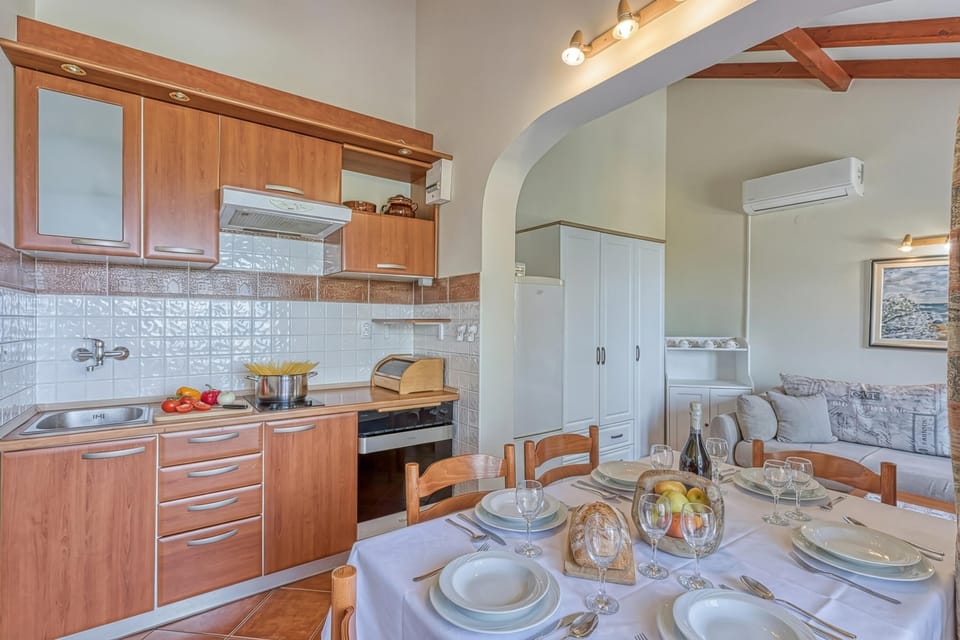 Family Apartment, Multiple Bedrooms (Valdarke Sea View Apartment) | Private kitchen