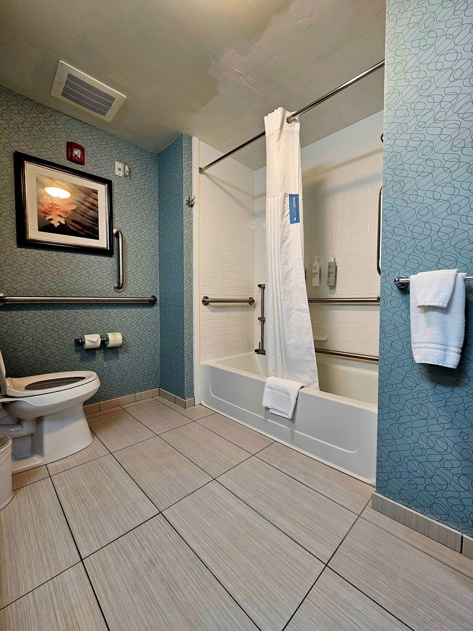 Combined shower/tub, hydromassage showerhead, towels