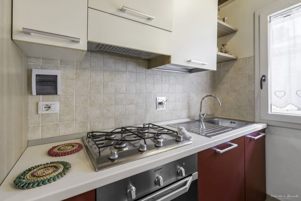 Traditional Apartment | Private kitchen | Full-size fridge, oven, dishwasher, coffee/tea maker