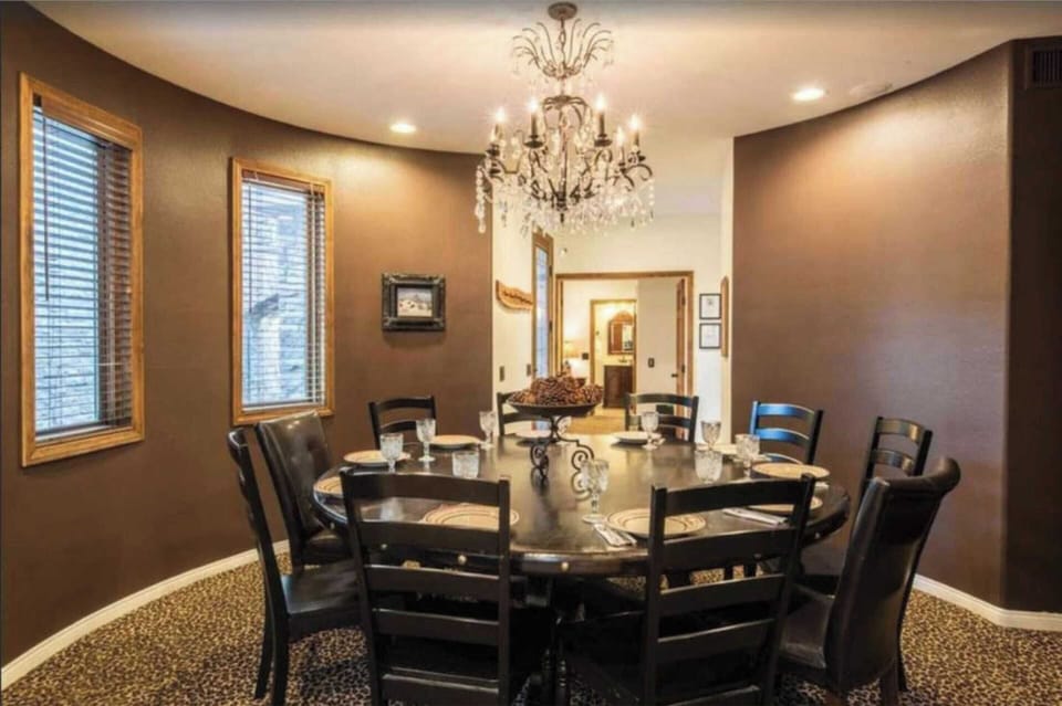 House (6 Bedrooms) | Interior
