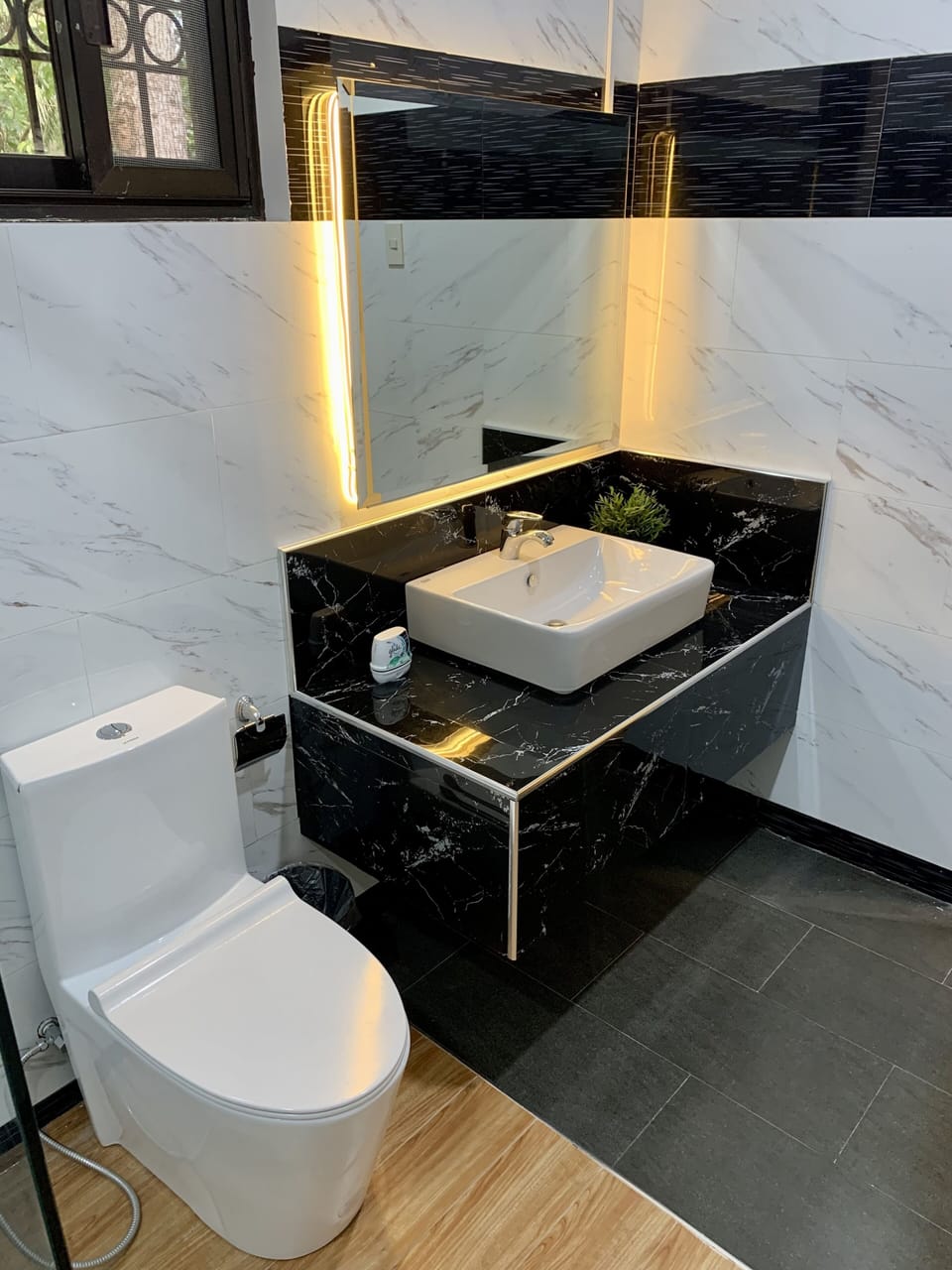 Honeymoon Studio Suite, Non Smoking, Garden View | Bathroom | Separate tub and shower, free toiletries, hair dryer, slippers