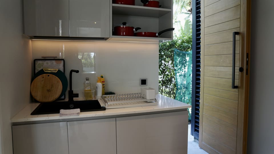 Full-size fridge, microwave, stovetop, dishwasher