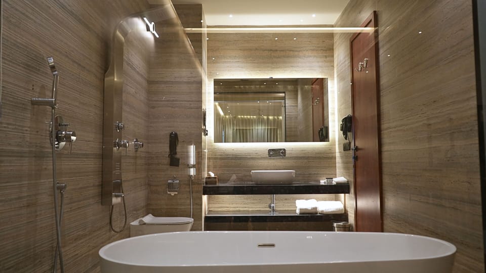 Executive Room | Bathroom | Shower, slippers, towels, shampoo