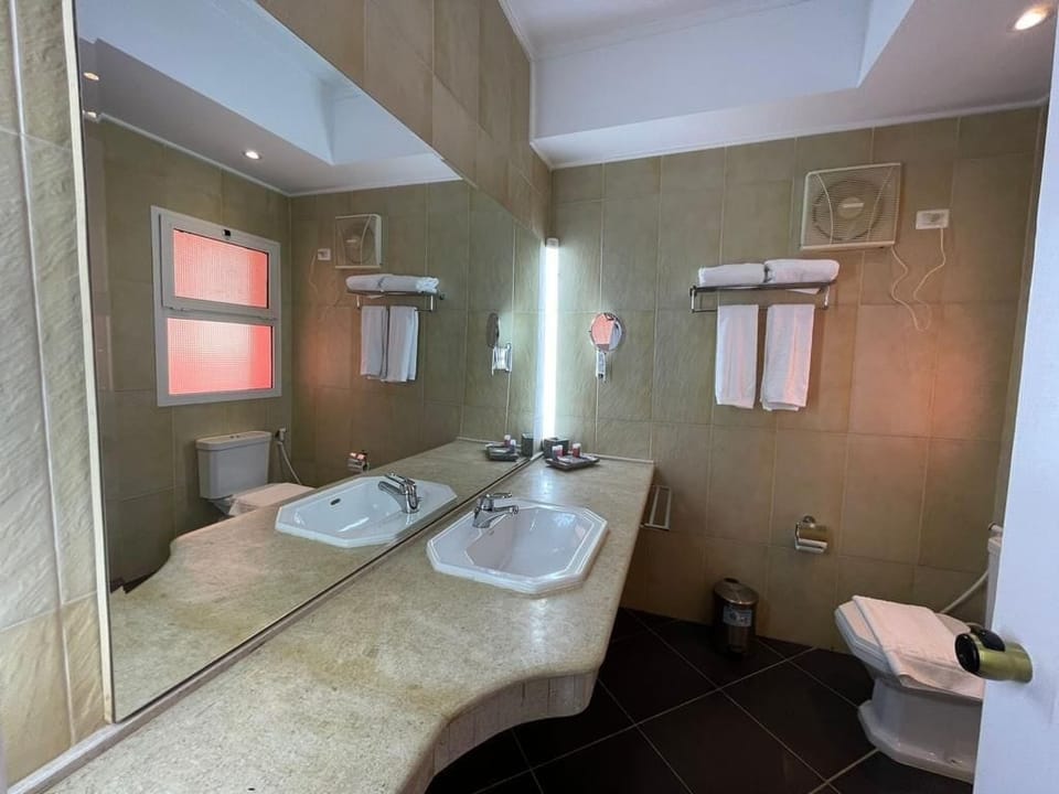 Shower, rainfall showerhead, free toiletries, hair dryer