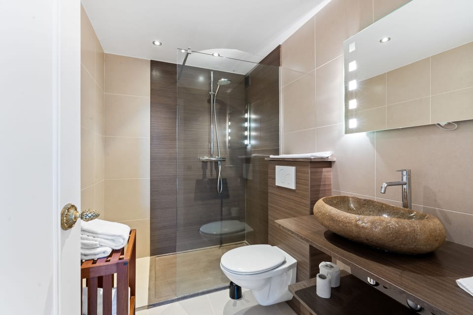 Comfort Double Room | Bathroom | Free toiletries, hair dryer, towels, soap