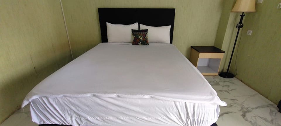Standard Double Room | Desk, laptop workspace, WiFi (free), bed sheets