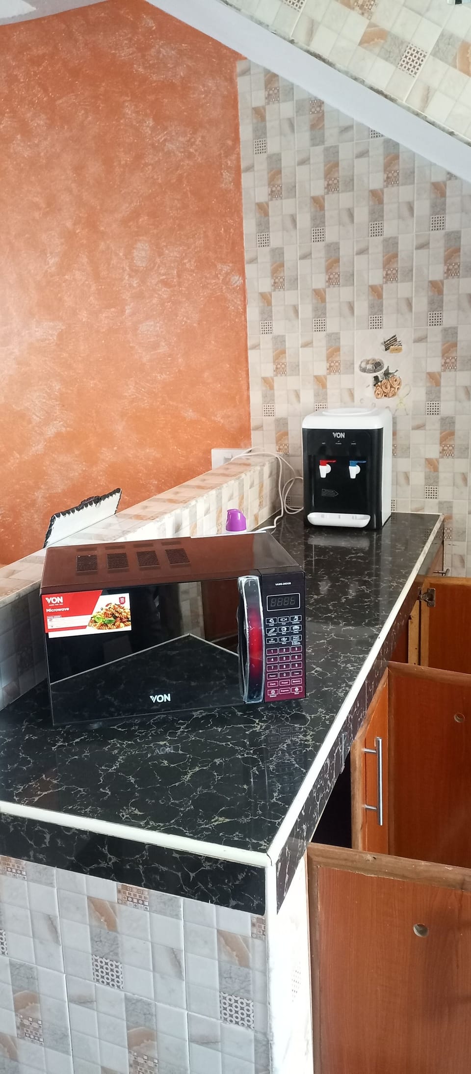Fridge, cookware/dishes/utensils