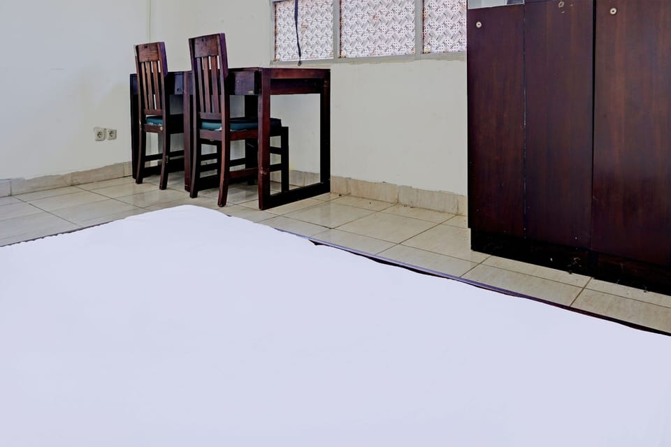 Twin Room | Desk, laptop workspace, free WiFi, bed sheets
