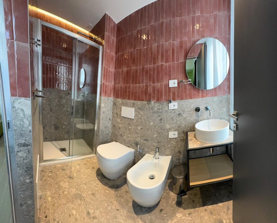 Executive Double Room, 1 Double Bed | Bathroom | Shower, hair dryer, bidet, towels