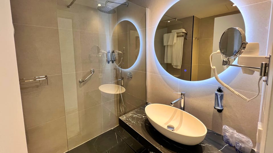 Shower, free toiletries, towels