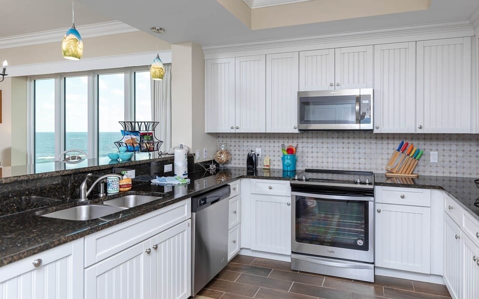 Condo, 4 Bedrooms | Private kitchen | Fridge, oven, coffee/tea maker