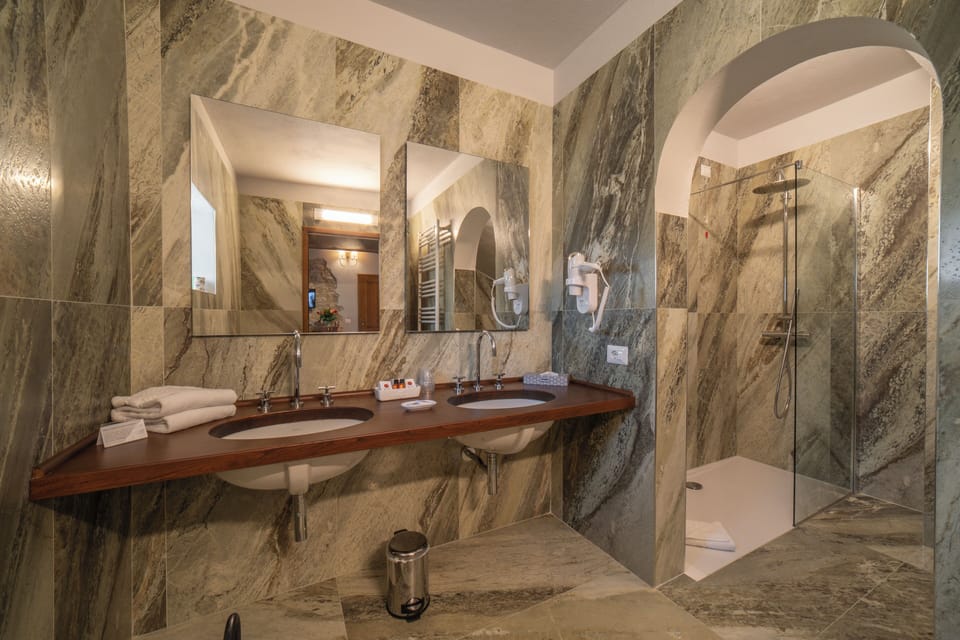 Deluxe Double Room | Bathroom | Shower, rainfall showerhead, free toiletries, hair dryer