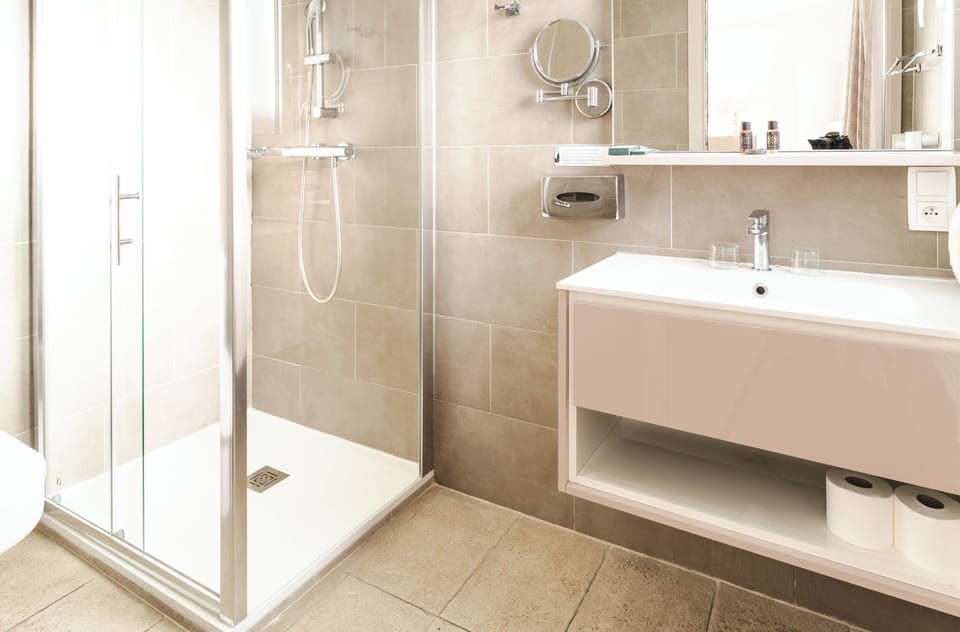 Standard Double Room | Bathroom | Shower, free toiletries, hair dryer, towels
