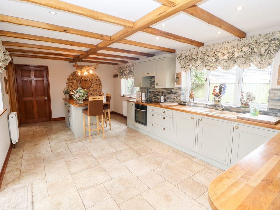 Cottage | Private kitchen | Fridge, electric kettle, toaster, cookware/dishes/utensils