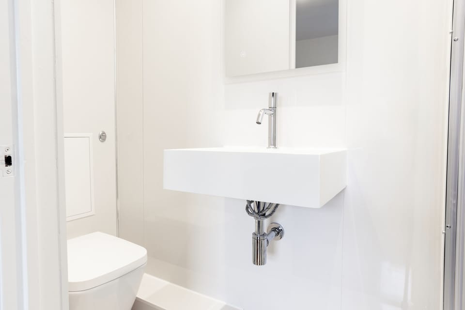 Double Room | Bathroom | Shower, free toiletries, hair dryer, towels