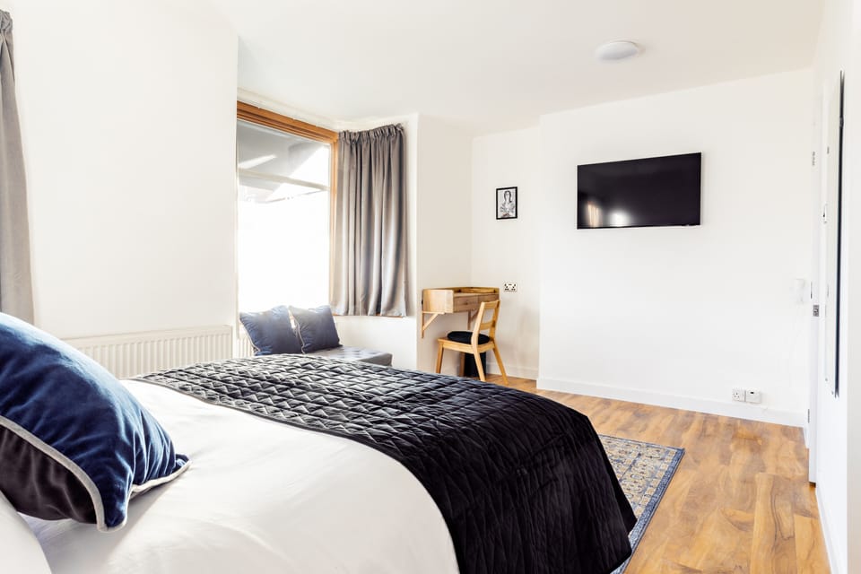 Double Room | Desk, laptop workspace, free WiFi, bed sheets