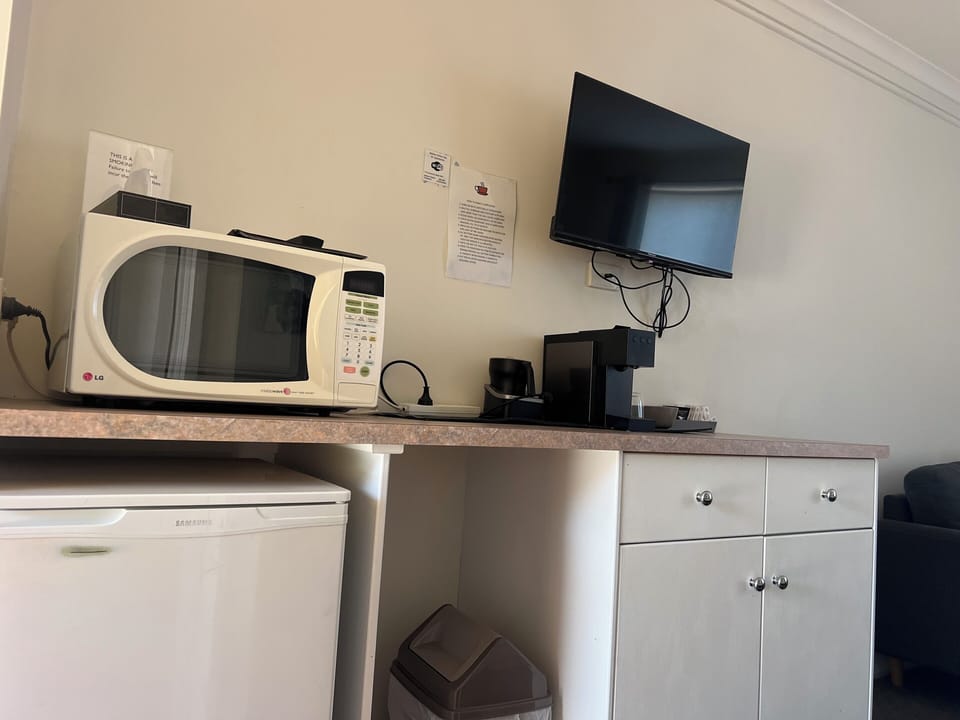 Deluxe Room, 1 King Bed | In-room dining