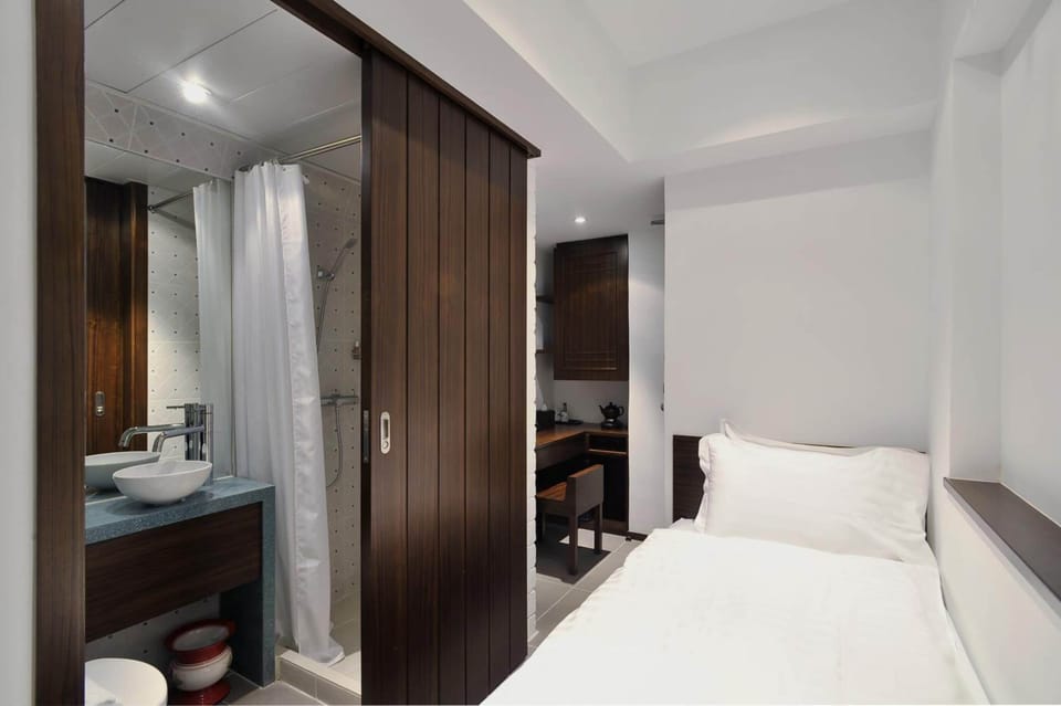 Minibar, in-room safe, desk, iron/ironing board