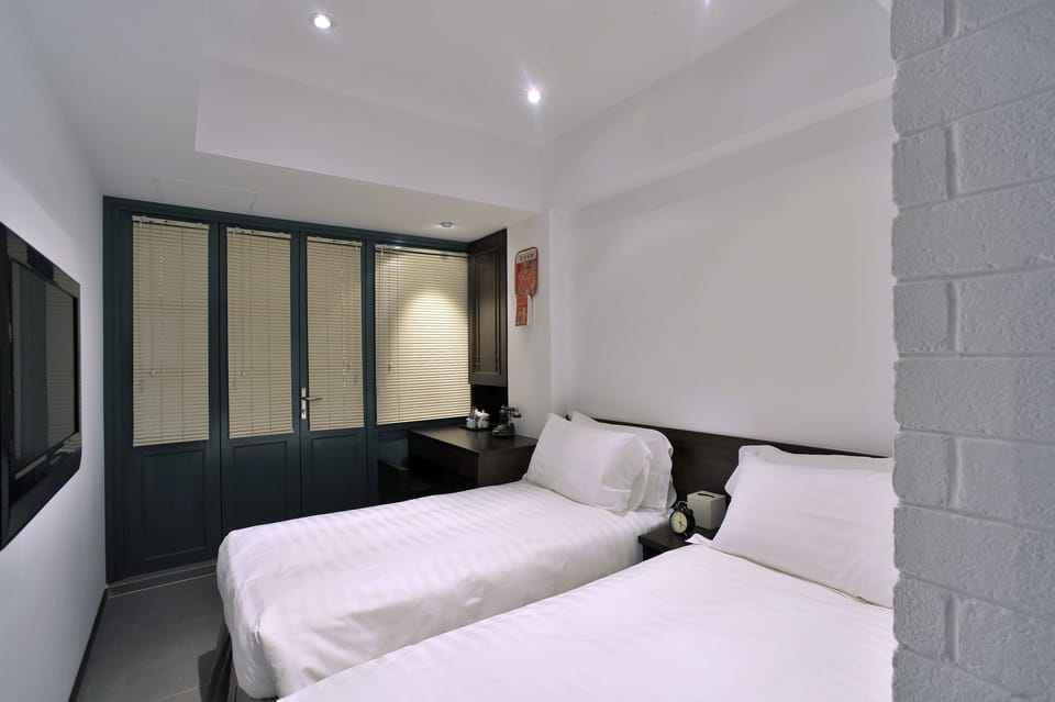 Minibar, in-room safe, desk, iron/ironing board