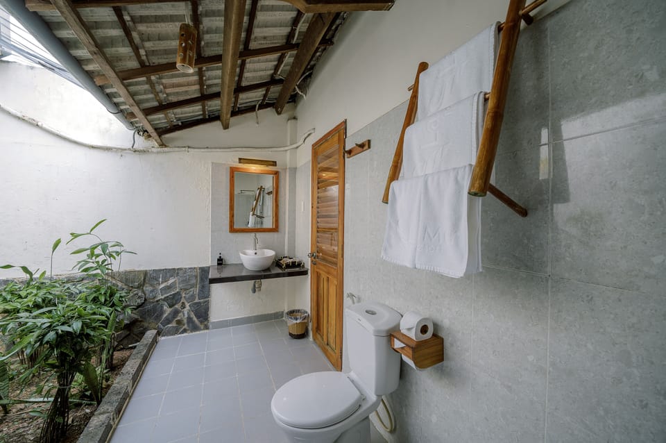 Superior Bungalow, Garden View | Bathroom | Shower, free toiletries, hair dryer, slippers