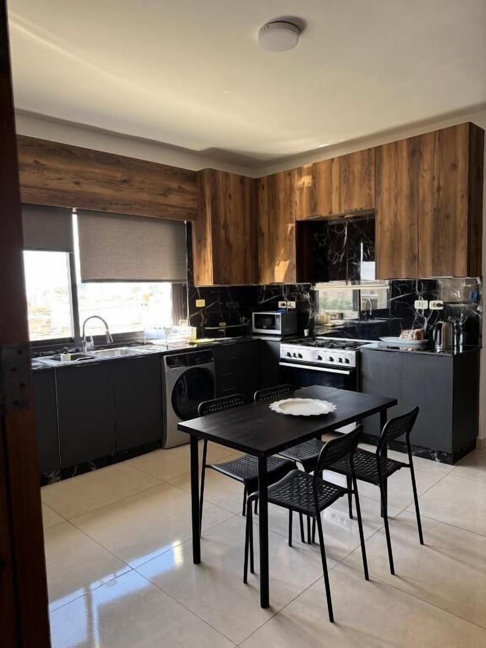 Full-size fridge, microwave, oven, stovetop