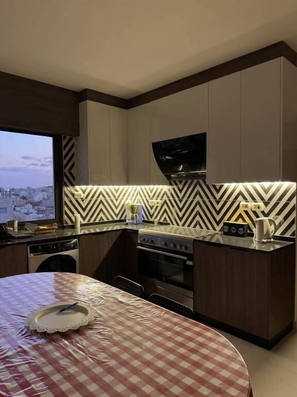 Full-size fridge, microwave, oven, stovetop