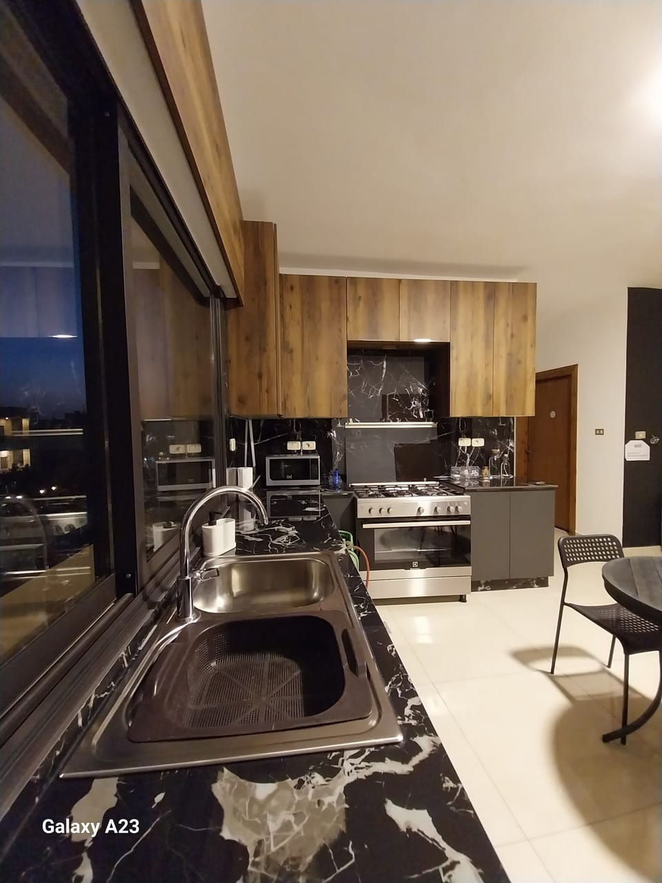 Full-size fridge, microwave, oven, stovetop