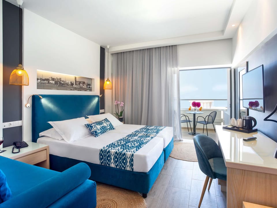 Premium bedding, in-room safe, desk, laptop workspace