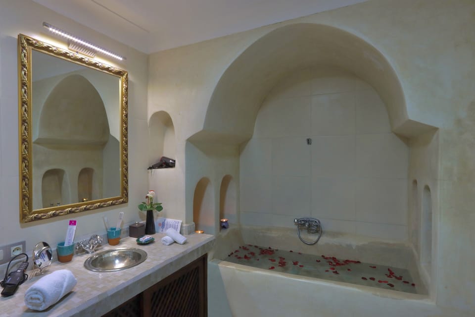 Superior Double Room, 2 Twin Beds, Fireplace | Bathroom | Eco-friendly toiletries, hair dryer, bathrobes, slippers