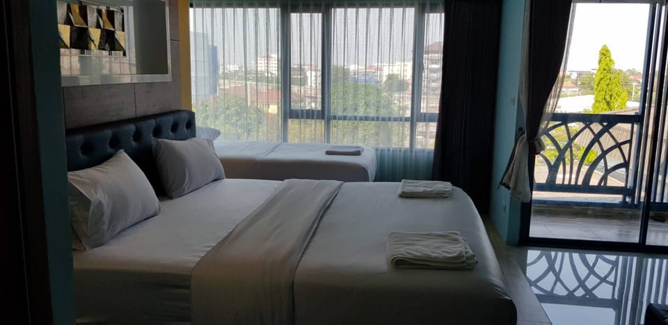 Deluxe Studio Suite | Desk, WiFi (free), bed sheets