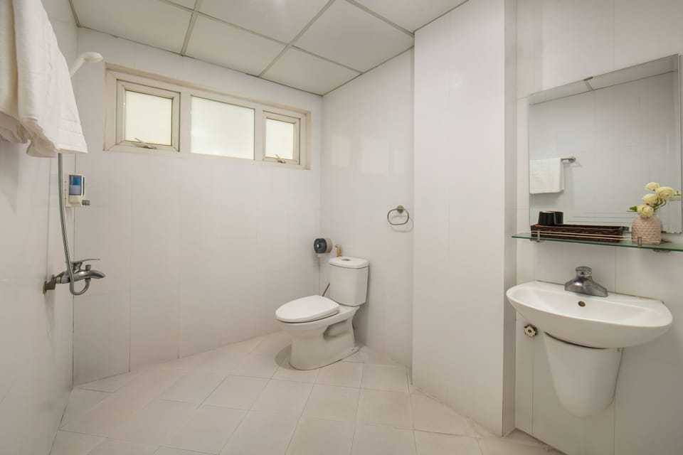 Family Studio Suite, Kitchen | Bathroom | Free toiletries, hair dryer, bathrobes, slippers