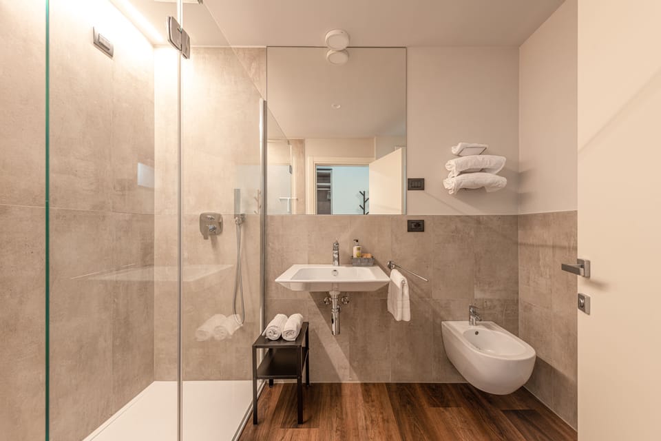 Shower, rainfall showerhead, free toiletries, hair dryer