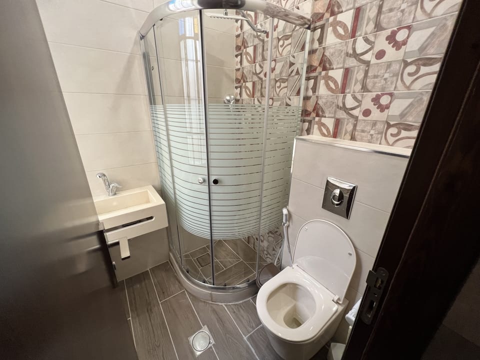 Basic Single Room, 1 Twin Bed | Bathroom | Free toiletries, bidet, towels
