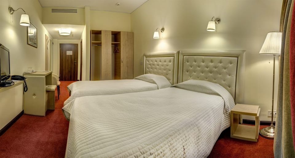 Standard Twin Room | Minibar, in-room safe, desk, soundproofing