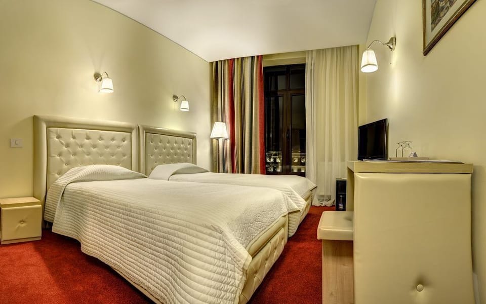 Standard Twin Room | Minibar, in-room safe, desk, soundproofing