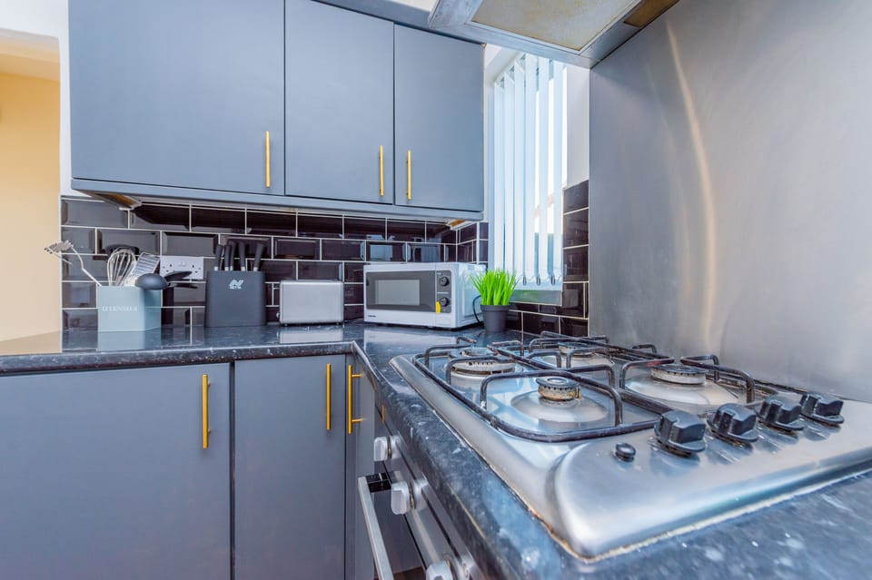 Premium House, Private Bathroom, Garden View (4 Bed Detached in Heswall) | Shared kitchen