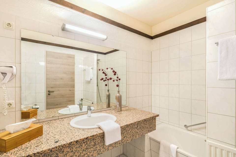 Standard Room, 1 Queen Bed | Bathroom | Hair dryer, towels