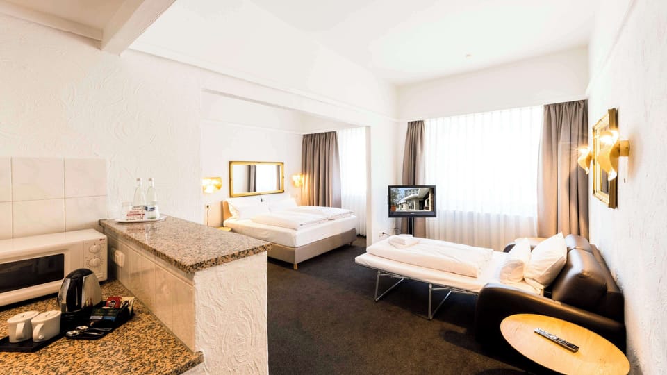 Comfort Room, 1 Queen Bed | Room amenity